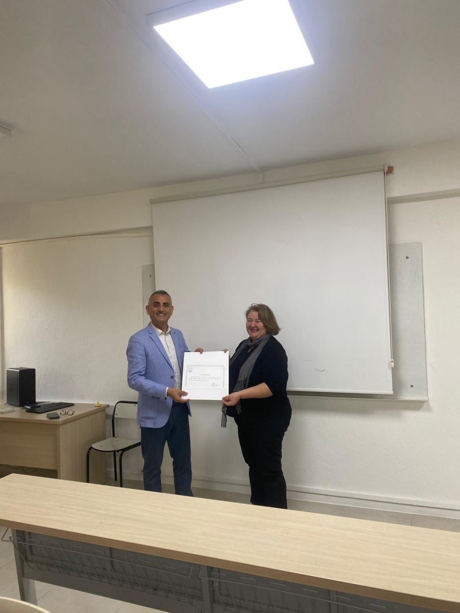 Dalaman MYO’da 10 Aralık 2025 tarihinde “Yüksekten Uçmak İçin Yol Haritası” konulu bir konferans düzenlendi. Devlet Hava Meydanları İşletmesi’nden (DHMİ) Fatih Özpolat’ın konuşmacı olarak katıldığı etkinlik, Meslek Yüksekokulu öğrencilerimiz tarafından büyük ilgiyle takip edildi. Konferansta, havacılık sektöründeki güncel gelişmeler, mesleki fırsatlar, kariyer planlama süreçleri ve sektörde başarıya ulaşmak için izlenmesi gereken adımlar ele alındı. Fatih Özpolat, öğrencilerle kendi deneyimlerini paylaşarak hem sektörel bilgiler sundu hem de motivasyon artırıcı önerilerde bulundu.